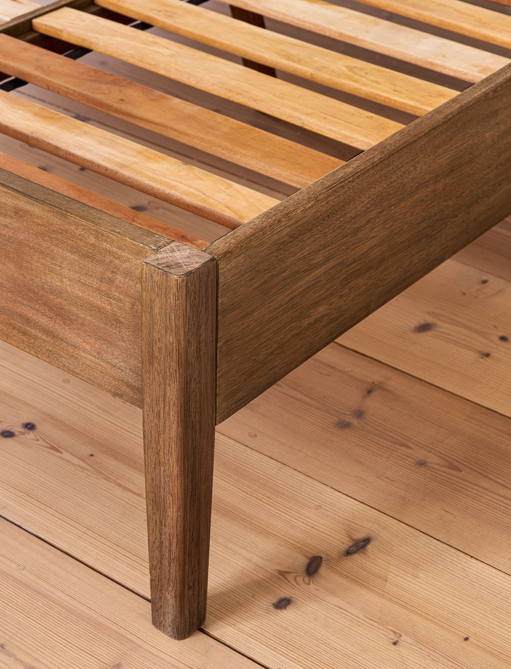 Chesterton King Bed