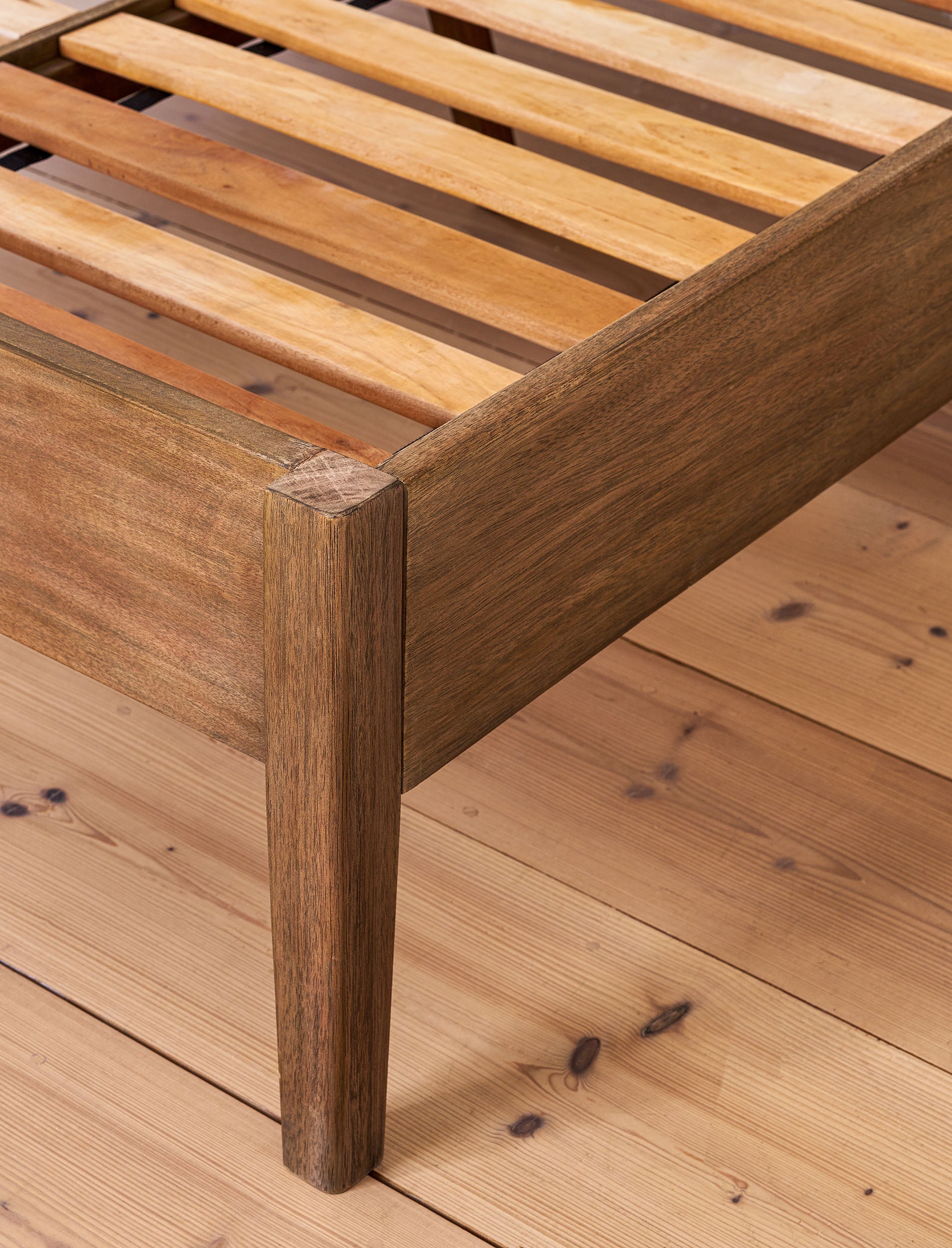 Chesterton King Bed