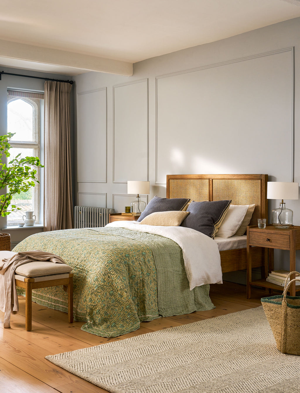 Chesterton King Bed