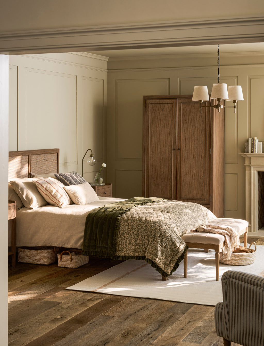 Chesterton King Bed