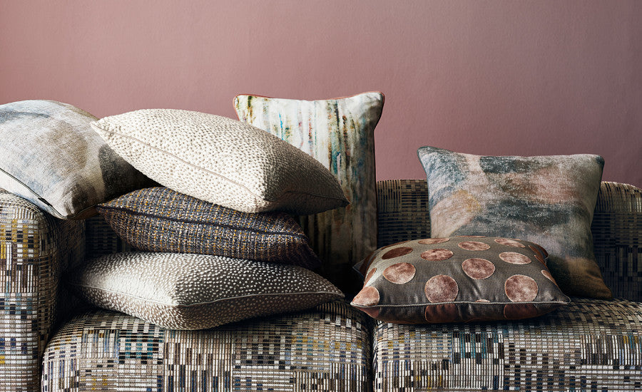 Inaya Velvet Cushion Aurora Black Edition